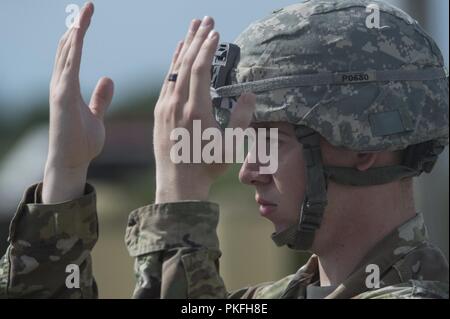 Privé de l'armée américaine Samuel 1ère classe, 8e Compagnie Phalin explosées, Fort Bragg, NC, guides un véhicule pilote pendant les opérations ferroviaires dans le cadre de l'exercice, 1 août Lifeline Dragon 2018, at Joint Base Charleston's Naval Station d'armes nucléaires, L.C. (le 841e bataillon de transport a accueilli l'exercice, en facilitant la formation des soldats affectés à Fort Bragg en Caroline du Nord, et de Fort Eustis, en Virginie, l'exercice avait pour but de former les participants dans la planification et les processus d'injection, convoi, port et opérations de navires. Banque D'Images