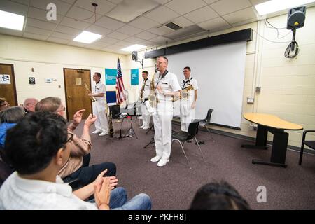 Manassas en Virginie (2 août 2018) membres de la U.S. Navy Band Saxophone Quartet effectuer pour le public à la bibliothèque de la Communauté Centrale à Manassas en Virginie. Le quatuor joue de la musique dans de nombreux styles différents, allant de la catégorie standard concert saxophone quartet jazz et contemporain à la littérature, l'adaptation de la pièce musicale à une large audience. Banque D'Images