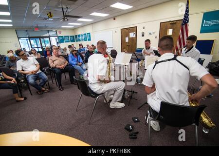 Manassas en Virginie (2 août 2018) membres de la U.S. Navy Band Saxophone Quartet effectuer pour le public à la bibliothèque de la Communauté Centrale à Manassas en Virginie. Le quatuor joue de la musique dans de nombreux styles différents, allant de la catégorie standard concert saxophone quartet jazz et contemporain à la littérature, l'adaptation de la pièce musicale à une large audience. Banque D'Images