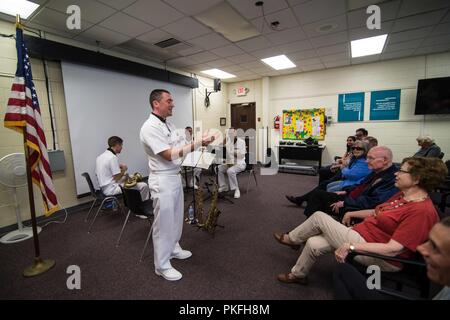 Manassas en Virginie (2 août 2018) membres de la U.S. Navy Band Saxophone Quartet effectuer pour le public à la bibliothèque de la Communauté Centrale à Manassas en Virginie. Le quatuor joue de la musique dans de nombreux styles différents, allant de la catégorie standard concert saxophone quartet jazz et contemporain à la littérature, l'adaptation de la pièce musicale à une large audience. Banque D'Images