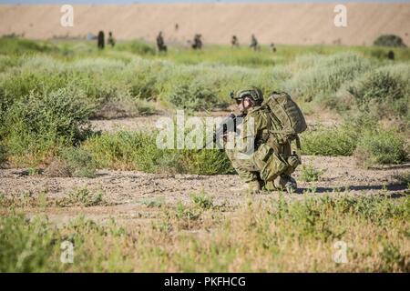 Un soldat australien, avec groupe de travail d'une force de réaction rapide de Taji, réagit au contact des forces combinées au cours d'un exercice de tir réel au Camp Taji, Iraq, août, 10, 2018. Une coalition créée à partir d'une vaste communauté internationale poursuivra son soutien à la population de l'Iraq afin de renforcer les capacités de la nation d'assurer la sécurité et la stabilité. Banque D'Images