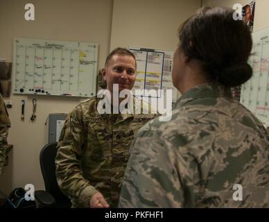 Le s.. Marcus Newman, les salles d'urgence sous-officier responsable, attribué à Madigan Army Medical Center, Washington, reçoit une médaille du Lieutenant-colonel Dr Catherine ch. Kanwetz, vice-commandant de groupe, affecté à la 152e Groupe médical au Nevada Air National Guard 9 Août, 2018. Newman a dit, "je veux contribuer à les renforcer, de les aider avec la préparation de la mission, je tiens simplement à l'aide." Banque D'Images