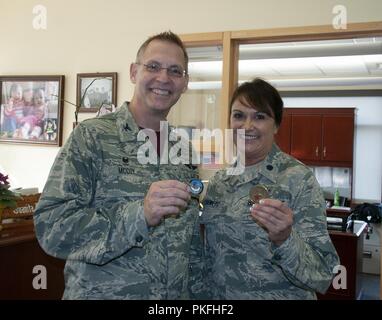 Le Colonel Robert P. McCoy, commandant du 62e Escadron médical à Madigan Army Medical Center et le lieutenant-colonel Dr Catherine ch. Kanwetz, vice-commandant de groupe, affecté à la 152e Groupe médical au Nevada Air National Guard présenter chacune d'autres jetons 9 Août, 2018. L'Airman de la 152e Groupe médical terminé leur entraînement annuel à Madigan Army Medical Center du 29 juillet au 11 août. Banque D'Images