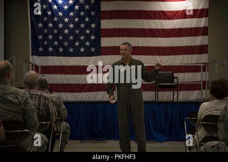 Le Colonel Simmons Corey, Commandant, 71e Escadre d'entraînement au vol, les aviateurs de l'adresses Vance Air Force Base, le 26 juillet 2018. C'est le Colonel Simmons' première fois prise les aviateurs comme commandant de l'escadre. Banque D'Images