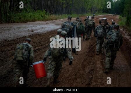 Des soldats de la troupe Alpha, 6e Escadron, 8e régiment de cavalerie blindée, 2e Brigade Combat Team, transporter les fournitures à leur terre de cours de navigation, Fort Stewart, GA, le 9 août. Banque D'Images