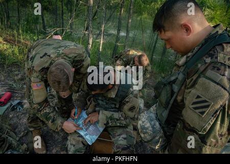 Des soldats de la troupe Alpha, 6e Escadron, 8e régiment de cavalerie blindée, 2e Brigade Combat Team, plot points de grille sur une carte, le 9 août, à Fort Stewart, Ga. Banque D'Images