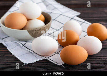 Les oeufs de canard et de poulet dans le bol. Banque D'Images