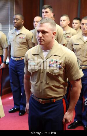 Le sergent d'artillerie. Pete Vargo, le personnel sous-officier responsable de la sous-station de Recrutement Green Bay, a été présenté à la Marine et le Marine Corps Médaille militaire jeudi 2 août par le Major Général James Bierman, lors d'une visite à la Station de recrutement du Corps des Marines de Milwaukee. Vargo a reçu la médaille pour sa réponse rapide et d'assistance à un accident automobile sur I-41 dans le comté de Washington qui fait sept blessés et a pris la vie d'un jeune homme de 18 ans. Banque D'Images