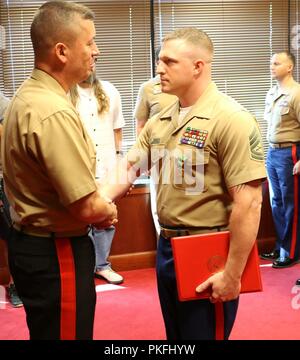 Le sergent d'artillerie. Pete Vargo, le personnel sous-officier responsable de la sous-station de Recrutement Green Bay, a été présenté à la Marine et le Marine Corps Médaille militaire jeudi 2 août par le Major Général James Bierman, lors d'une visite à la Station de recrutement du Corps des Marines de Milwaukee. Vargo a reçu la médaille pour sa réponse rapide et d'assistance à un accident automobile sur I-41 dans le comté de Washington qui fait sept blessés et a pris la vie d'un jeune homme de 18 ans. Banque D'Images