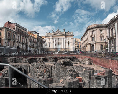 Photo de l'Anphitheater romain dans la Piazza Stesicoro à Catane dans une journée d'été. Catane, Sicile Banque D'Images