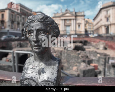 Photo de l'Anphitheater romain dans la Piazza Stesicoro à Catane dans une journée d'été. Catane, Sicile Banque D'Images