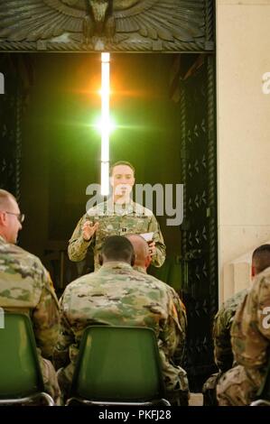 Le Capitaine Justin Elliott, aumônier du 1er escadron, le 150e régiment de cavalerie blindée, 30e Brigade Combat Team, Virginie de l'Army National Guard, dirige un service religieux pour les soldats en face de la chapelle de la Somme American Cemetery 7 août 2018, près de Bony, France. Les soldats de la Garde nationale ont été, en France et en Belgique, 3-9 août, prenant part à la Première Guerre mondiale, l'Armée américaine les commémorations du centenaire. (La Garde nationale de l'Ohio Banque D'Images