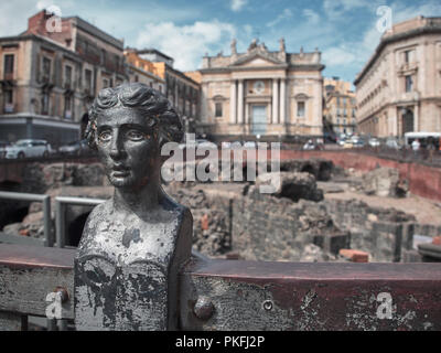 Photo de l'Anphitheater romain dans la Piazza Stesicoro à Catane dans une journée d'été. Catane, Sicile Banque D'Images