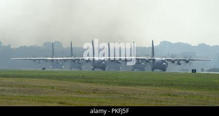 U.S. Air Force C-130 Hercules' dans le 96e et 109e escadrons de transport aérien, se préparer pour le décollage à St Paul, Minn., le 8 août 2018. Les escadrons prennent part à une grande formations Hercules C-130 qui leur donne l'occasion de bâtir sur leurs communications, de la planification et l'exécution de la mission compétences en travaillant avec une autre unité. Banque D'Images