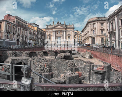 Photo de l'Anphitheater romain dans la Piazza Stesicoro à Catane dans une journée d'été. Catane, Sicile Banque D'Images