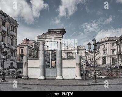 Photo de l'Anphitheater romain dans la Piazza Stesicoro à Catane dans une journée d'été. Catane, Sicile Banque D'Images