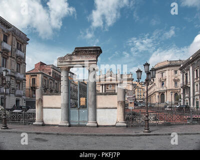 Photo de l'Anphitheater romain dans la Piazza Stesicoro à Catane dans une journée d'été. Catane, Sicile Banque D'Images