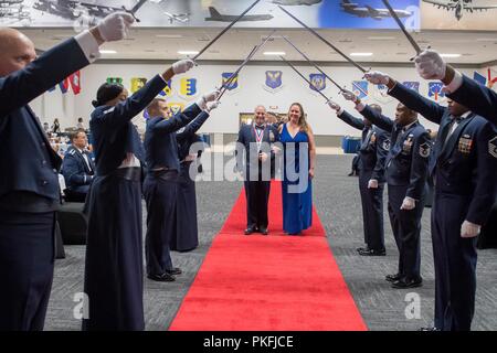 Les sergents technique célébrer leur sélection pour le Master Sergeant au cours d'une cérémonie d'intronisation des sous-officiers supérieurs à la base aérienne de Barksdale, en Louisiane, le 10 août 2018. Banque D'Images