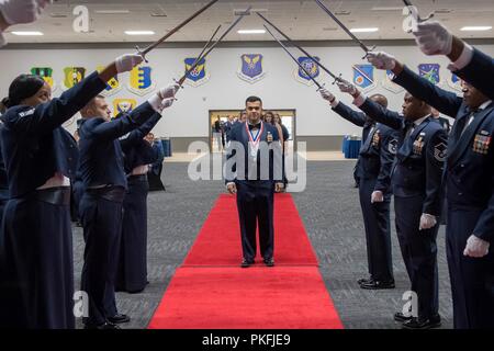 Les sergents technique célébrer leur sélection pour le Master Sergeant au cours d'une cérémonie d'intronisation des sous-officiers supérieurs à la base aérienne de Barksdale, en Louisiane, le 10 août 2018. Banque D'Images