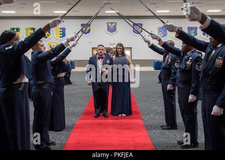 Les sergents technique célébrer leur sélection pour le Master Sergeant au cours d'une cérémonie d'intronisation des sous-officiers supérieurs à la base aérienne de Barksdale, en Louisiane, le 10 août 2018. Banque D'Images