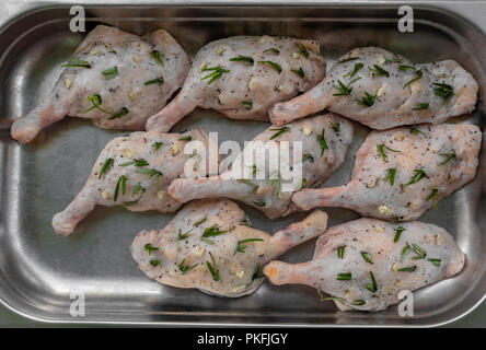 Matières les cuisses de canard farci au romarin et l'ail dans un bac en métal Banque D'Images