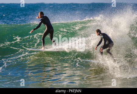 'Dropping surfeur' sur un autre surfeur sur une vague à droite, Bells Beach, Great Ocean Road, Victoria, Australie. Banque D'Images