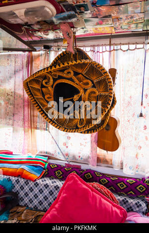 Noir et l'or sombrero mexicain Hat Hanging in Travel Van avec Ukulele Banque D'Images
