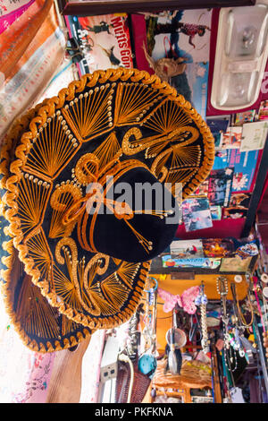Noir et l'or sombrero mexicain Hat Hanging in Travel Van Banque D'Images