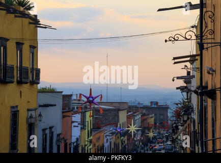 Mexicain multicolore Maisons et décorations rue suspendu au coucher du soleil Banque D'Images