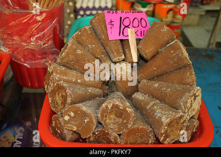 Canne à sucre brun traditionnel Mexicain Panela sur Market Stall Banque D'Images