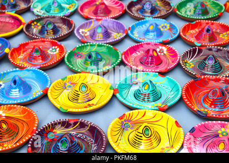 Chapeau sombrero mexicain traditionnel multicolore cendriers sur Tepotzlan Market Stall Banque D'Images
