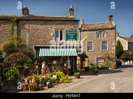 UK, Yorkshire, Wharfedale, Malham, Main Street, Ashton House boutique de cadeaux au coin de l'extrémité de la Chambre double Banque D'Images