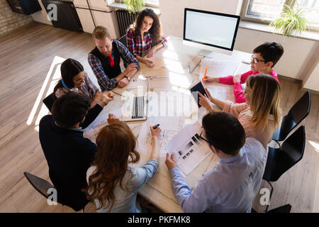 Photo de jeunes architectes discuter in office Banque D'Images