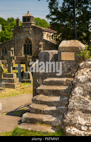 UK, Yorkshire, Wharfedale, Linton Falls, St Michel et tous les Anges, étapes et étroite stile Banque D'Images