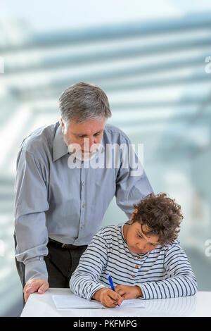 Teen boy examen médical.petit garçon ayant sa gorge examiné par un professionnel de la santé Banque D'Images