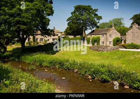 UK, Yorkshire, Wharfedale, Linton à Craven, propriétés en pierre à côté de Linton Beck Banque D'Images