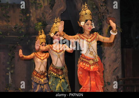 Les danseuses Apsara traditionnelles, Siem Reap, Cambodge. crédit : Kraig Lieb Banque D'Images