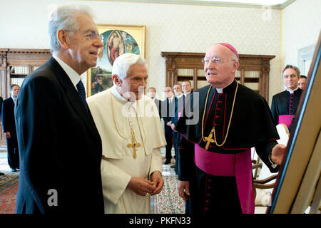 Le premier ministre Mario Monti rencontre Benoît XVI - Banque D'Images