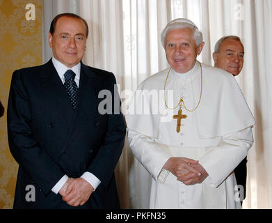 Vatican Il Presidente del Consiglio dei Ministri Silvio Berlusconi incontra Papa Benedetto XVI Le Premier ministre Silvio Berlusconi rencontre le pape Benoît XVI Banque D'Images