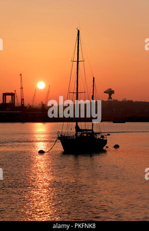 Aube sur Devonport dockyard, Plymouth, Devon Banque D'Images