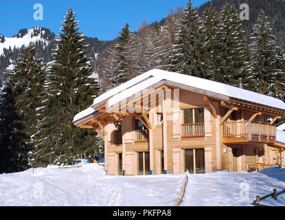 Maison en bois en hiver, Suisse, Villars-sur-Ollon Banque D'Images