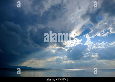Les nuages de tempête, de sombres nuages sur le lac, Bernau am Chiemsee, avec Alpes de Chiemgau, Bavière, Allemagne Banque D'Images