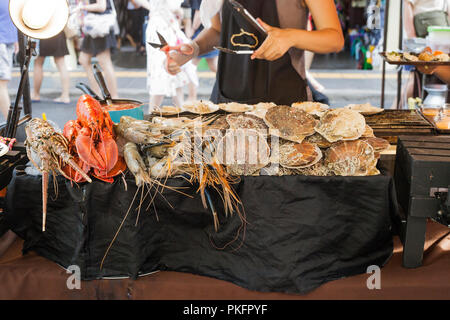 Vente de fruits de mer sains différents sur le marché de rue dans la ville de Phuket, Thaïlande. Les pétoncles, langoustines, homard et achelata sur le comptoir pour la cuisson Banque D'Images