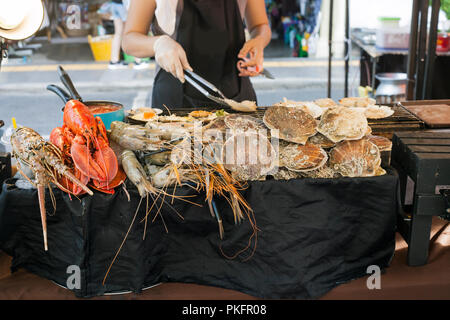 Vente de fruits de mer sains différents sur le marché de rue dans la ville de Phuket, Thaïlande. Les pétoncles, langoustines, homard et achelata sur le comptoir pour la cuisson Banque D'Images