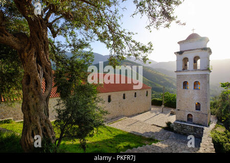 L'église All Saints orthodoxes avec beffroi, vieux village de montagne de Himara, Qark Vlora, Himarë se trouve, l'Albanie Banque D'Images