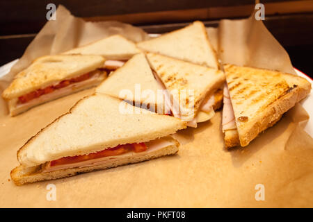 Vue de dessus, en forme de triangle, le pain blanc grillé club des Paninis au jambon, fromage et tomate Banque D'Images