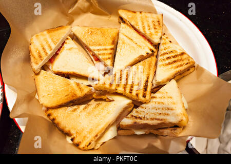 Vue de dessus, en forme de triangle, le pain blanc grillé club des Paninis au jambon, fromage et tomate Banque D'Images