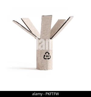 Symbole de recyclage sur un carton en forme d'un arbre Banque D'Images