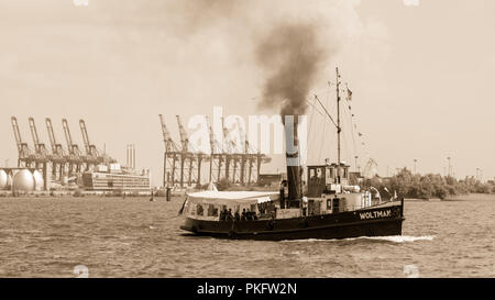 Bateau à vapeur historique en face de grues de marchandises dans le port de Hambourg, désaturé, Elbe, Hambourg, Allemagne Banque D'Images