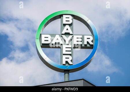 Le logo de Bayer, entreprise pharmaceutique et chimique allemande Banque D'Images